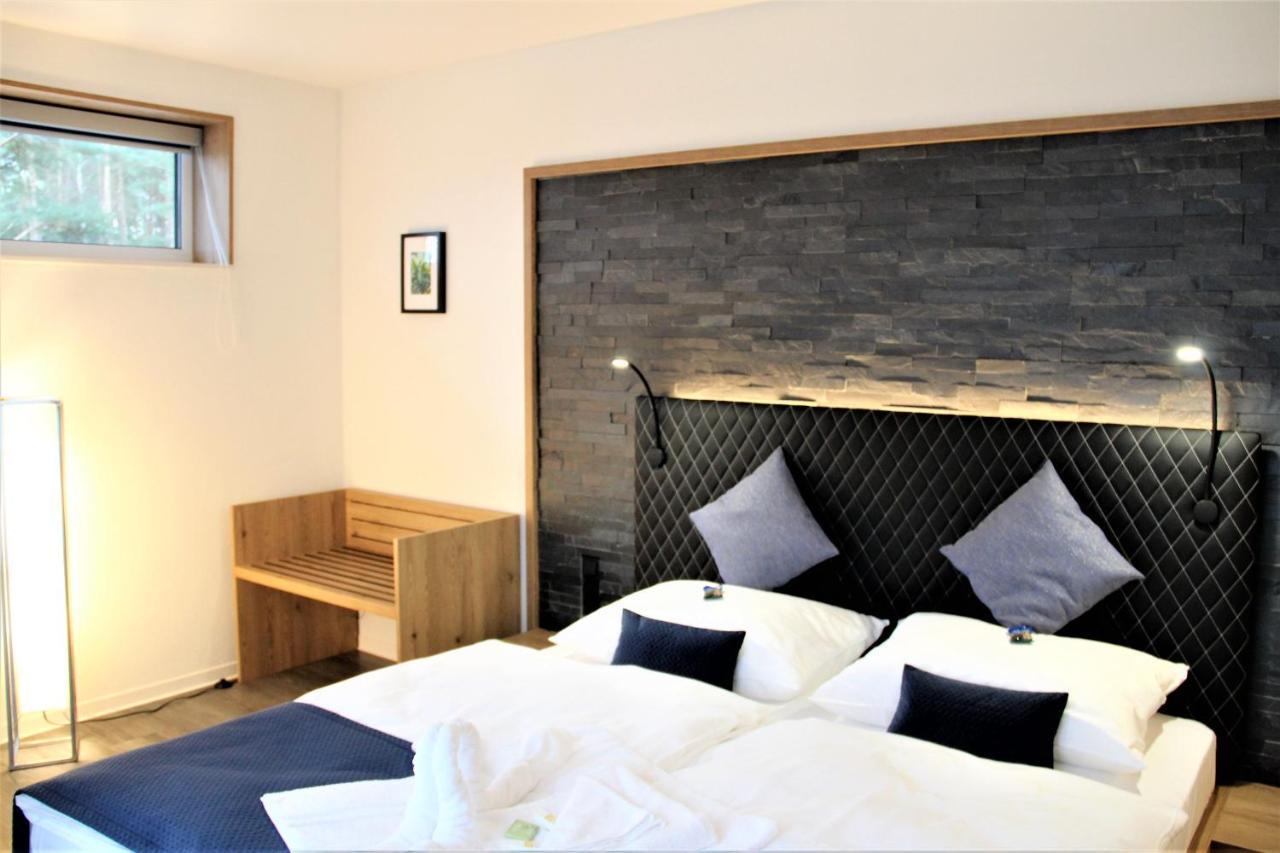 Art & Galerie Hotel Lenz Plauer See Fuenfseen ภายนอก รูปภาพ