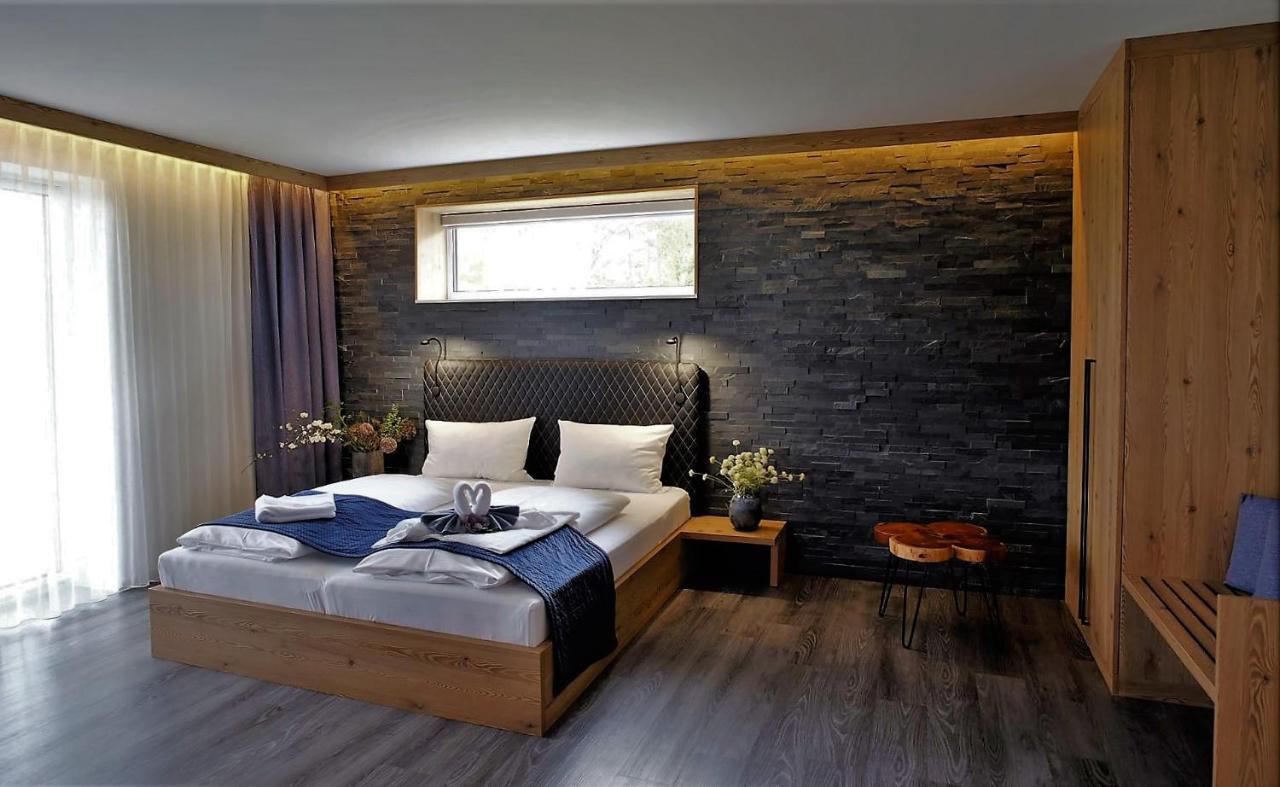 Art & Galerie Hotel Lenz Plauer See Fuenfseen ภายนอก รูปภาพ