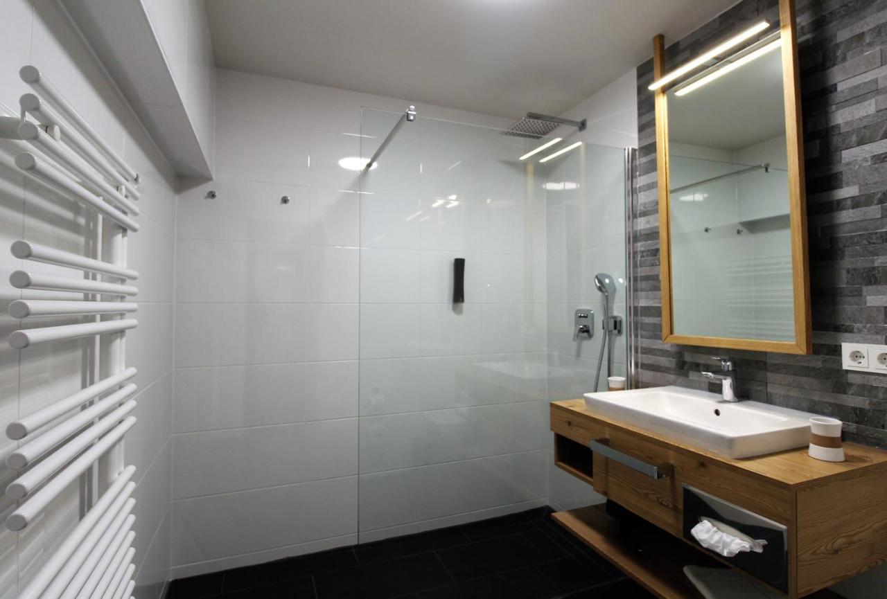 Art & Galerie Hotel Lenz Plauer See Fuenfseen ภายนอก รูปภาพ